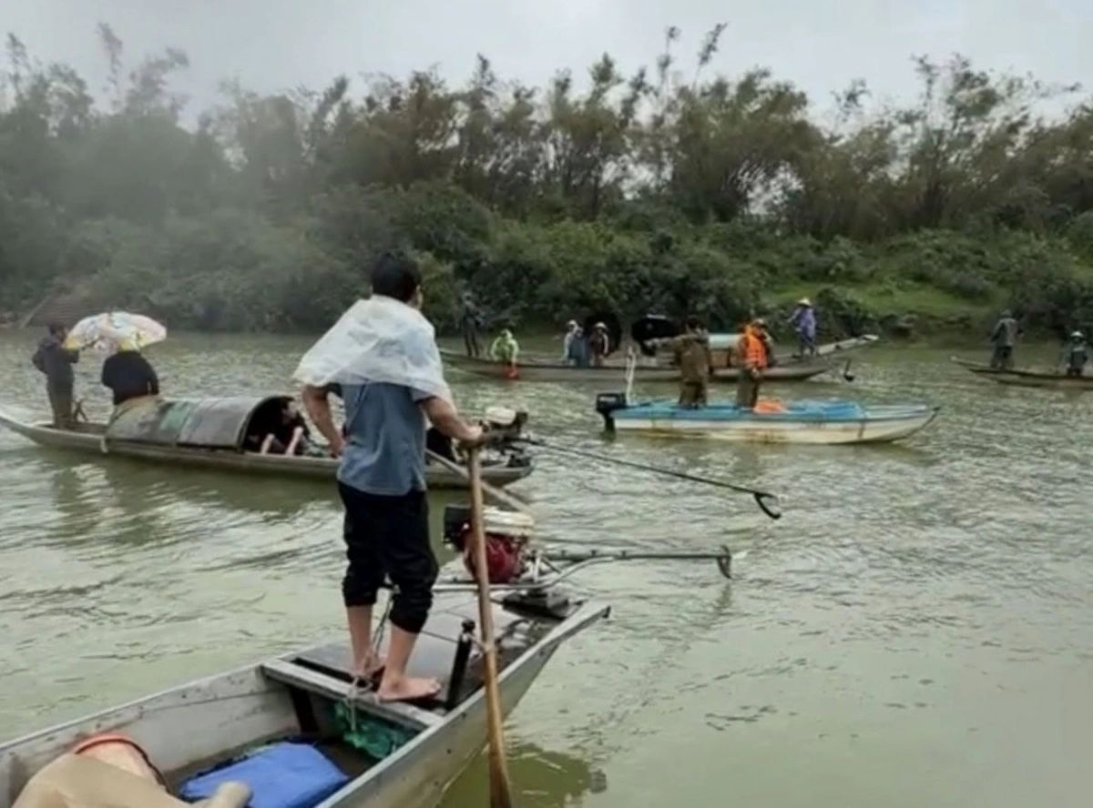 Boat capsizes in central Vietnam, two dead and two missing